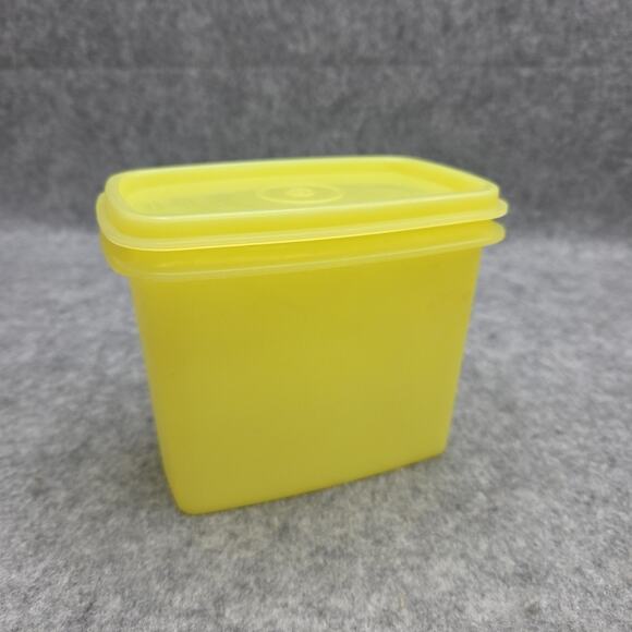 Tupperware Yellow Shelf Saver 1243-9 Food Storage Container Lid 1244-15 USA - Picture 1 of 9